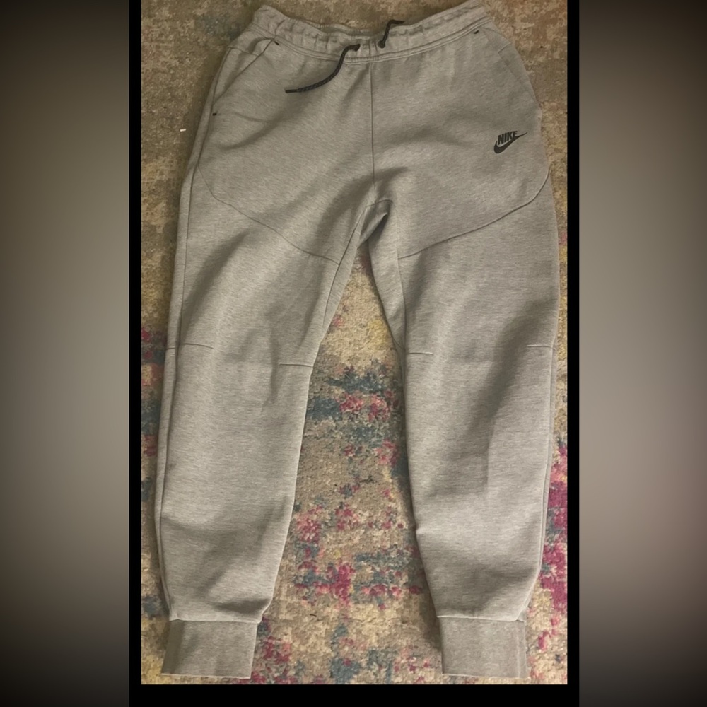 Nike Sportswear Tech Fleece Pants size M in good condition